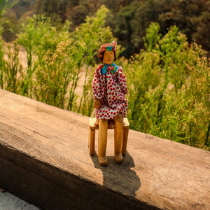 Muñeca Rarámuri Muki | Artesanía en madera de pino y tela