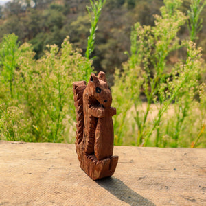 Ardilla Rarámuri | Escultura artesanal de corteza de pino