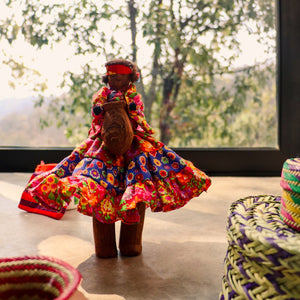 Muñeca Rarámuri Muki | Artesanía en madera de pino y tela