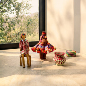 Muñeca Rarámuri Muki | Artesanía en madera de pino y tela