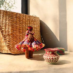 Muñeca Rarámuri Muki | Artesanía en madera de pino y tela