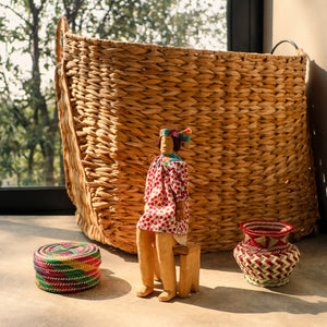 Muñeca Rarámuri Muki | Artesanía en madera de pino y tela