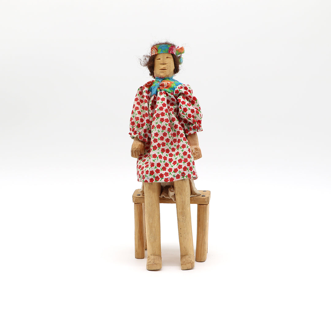 Muñeca Rarámuri Muki | Artesanía en madera de pino y tela